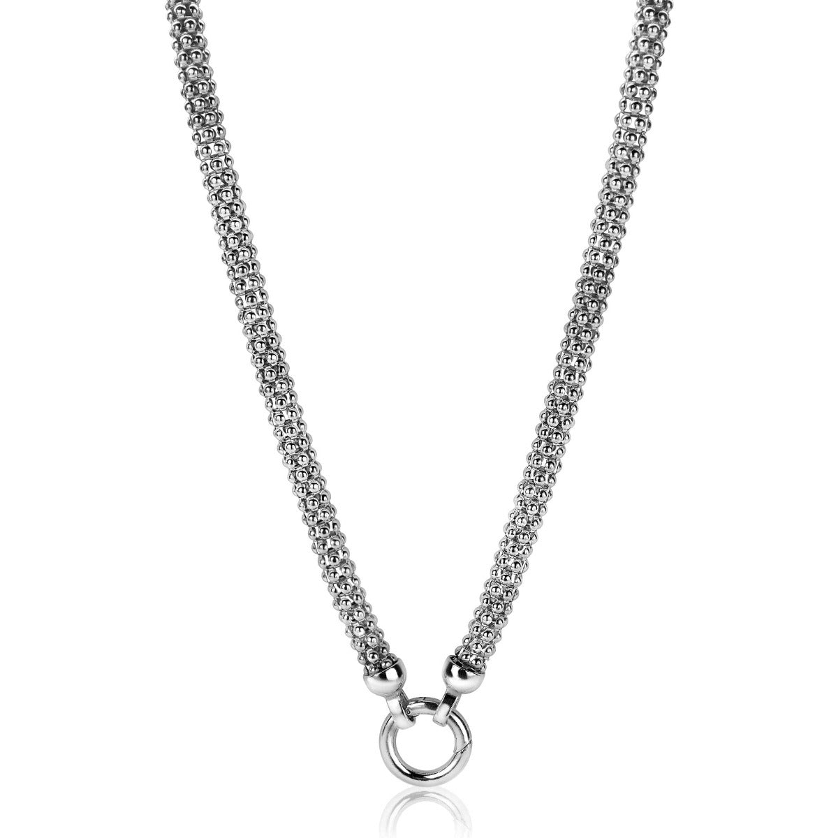 Cadena de plata con eslabones brillantes y cierre redondo.