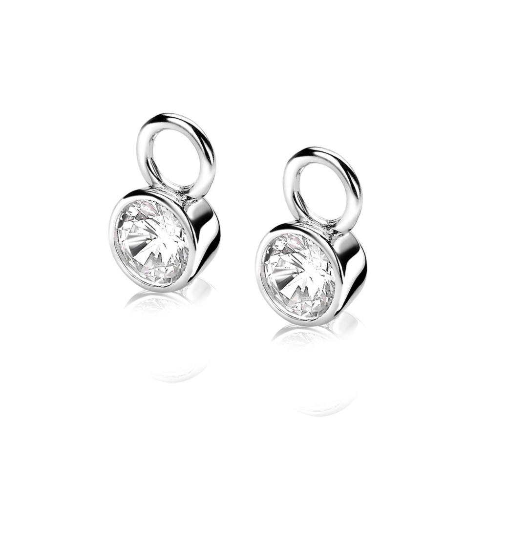 Pendientes de plata con circonitas transparentes en forma redonda.