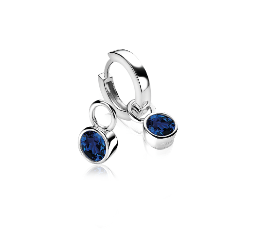 Pendientes de aro de plata con charms de cristal azul.