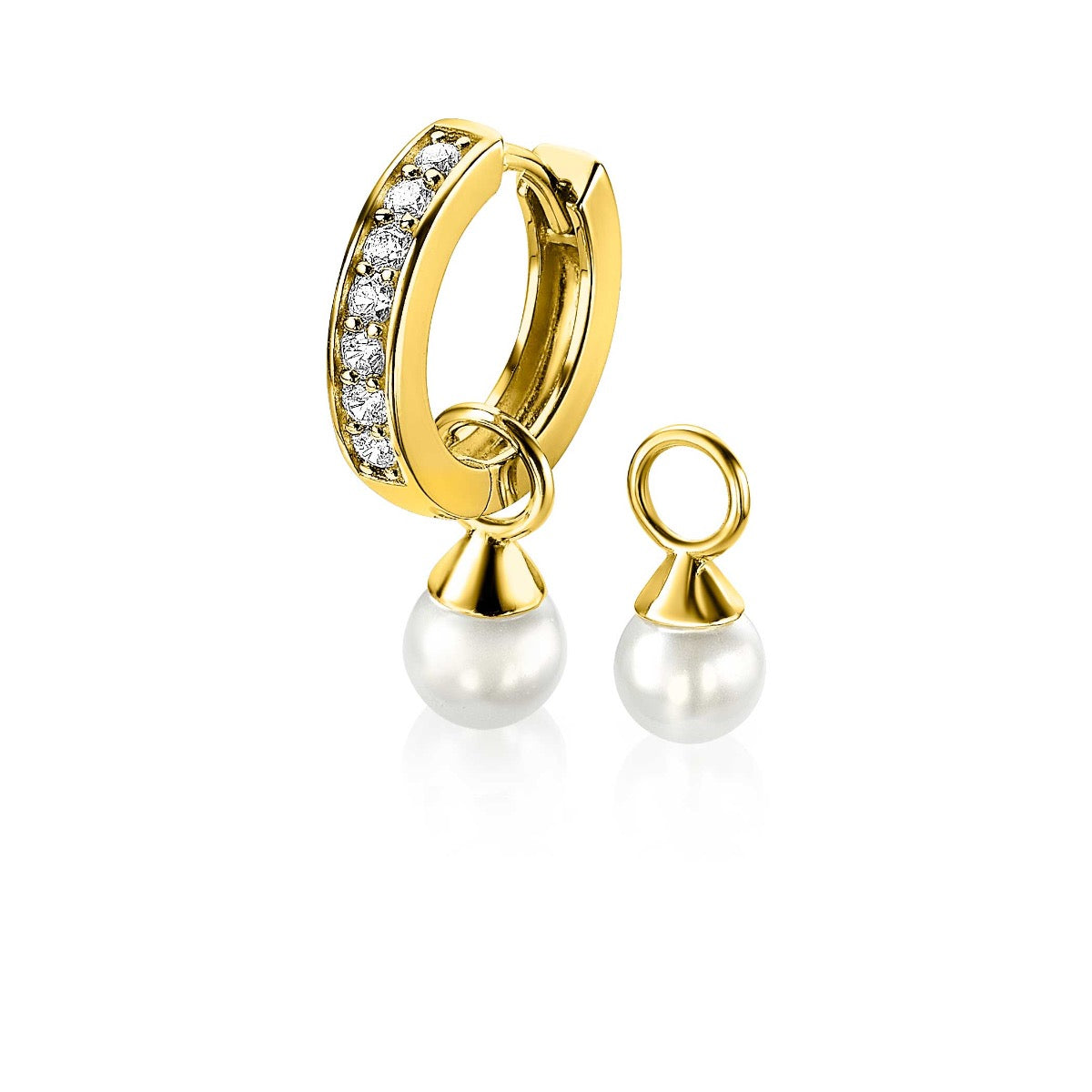 Pendientes de aro dorados con charms de perlas blancas y detalles de circonitas.