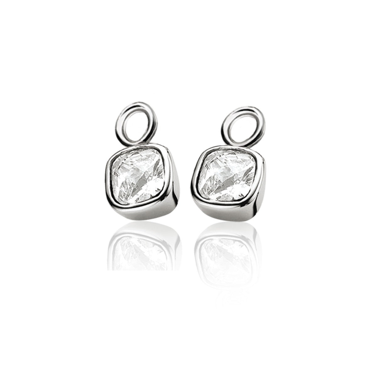 Pendientes de plata con forma cuadrada y piedra transparente, con un diseño sencillo y moderno.