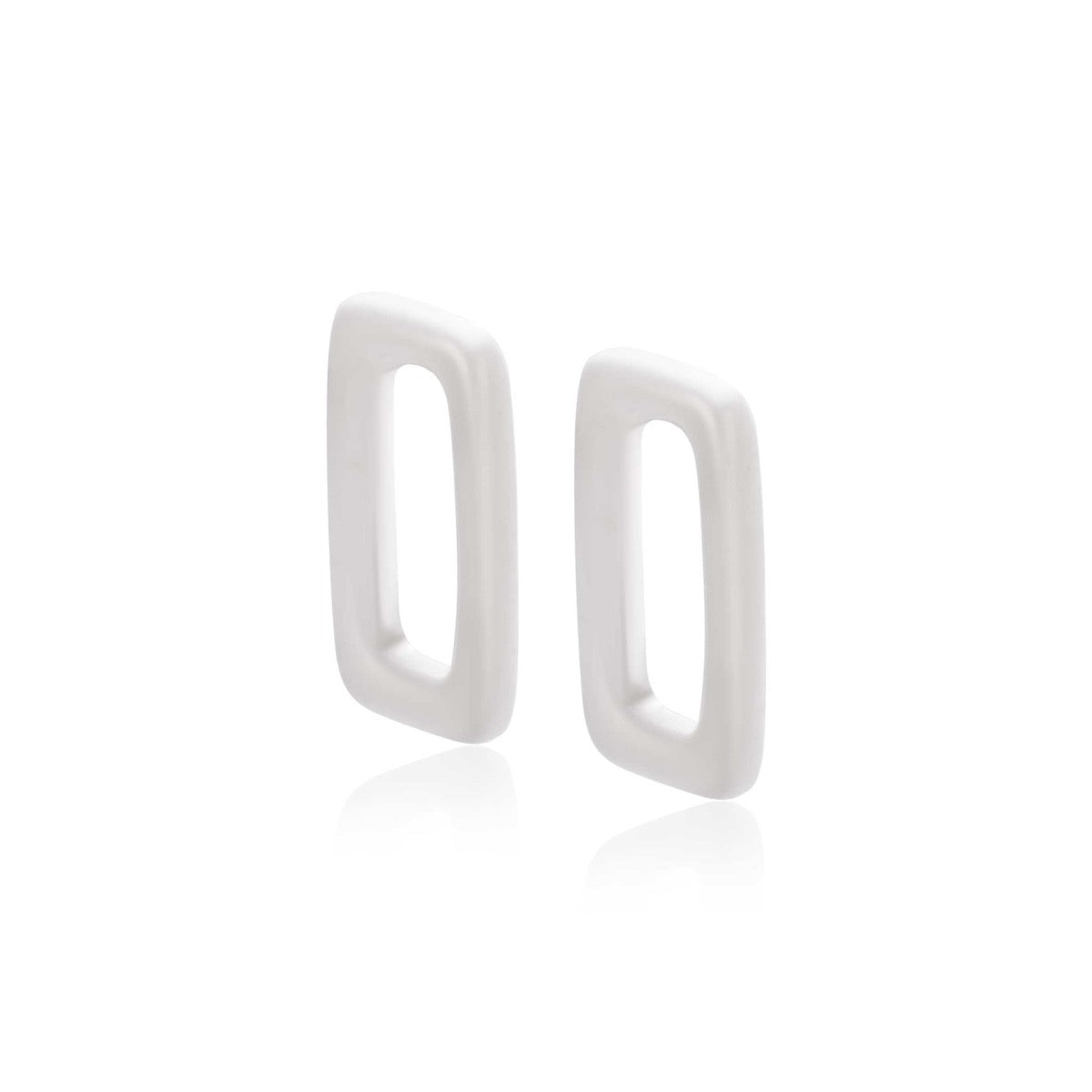 Pendientes blancos rectangulares con un diseño minimalista y acabado mate.