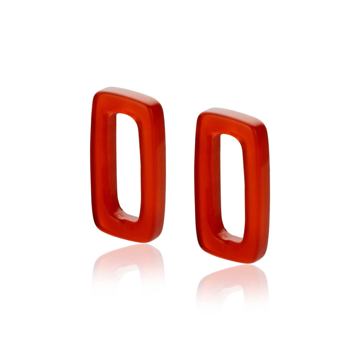 Pendientes de acrílico rojo en forma rectangular.