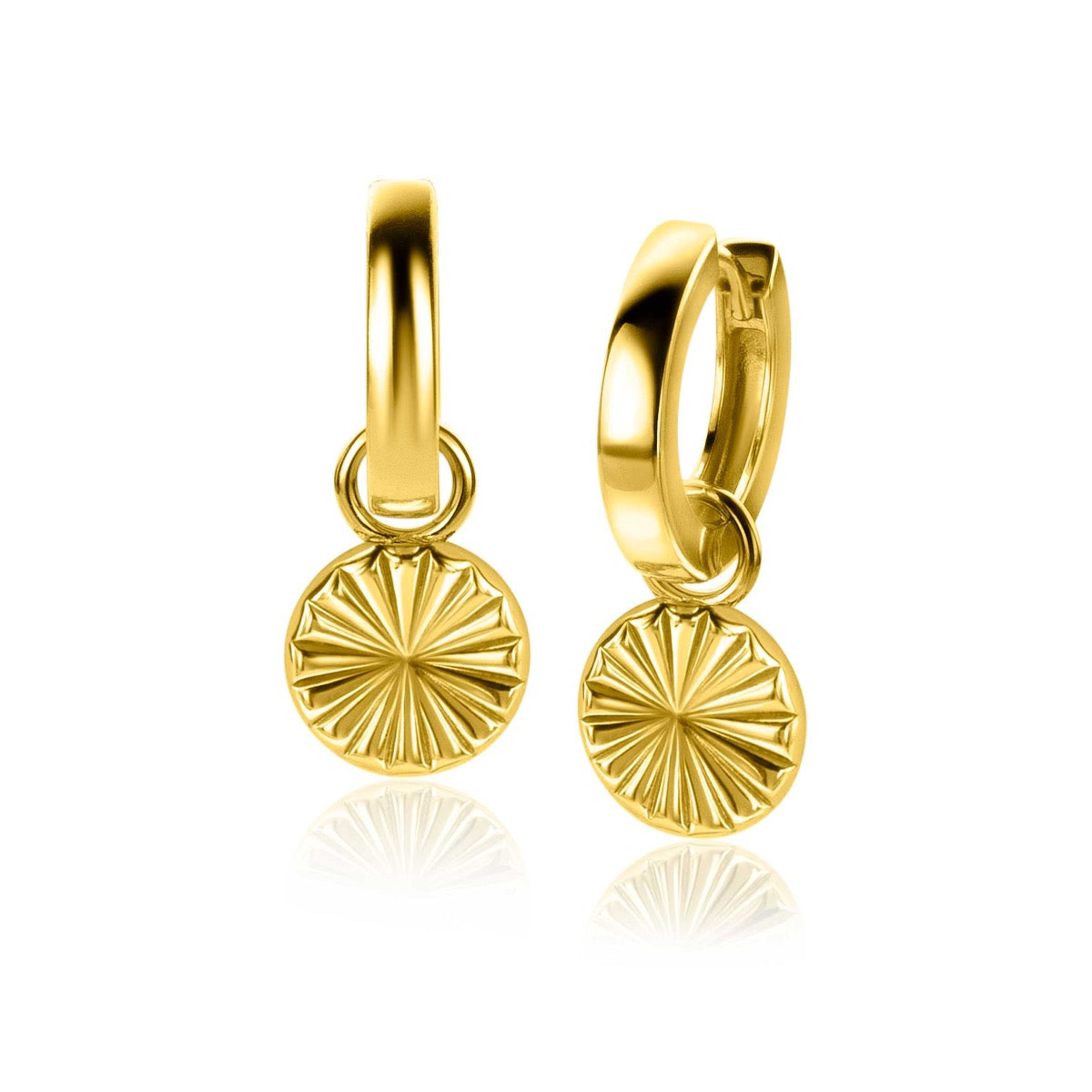 Pendientes de aro dorados con colgante redondo y diseño rayado.
