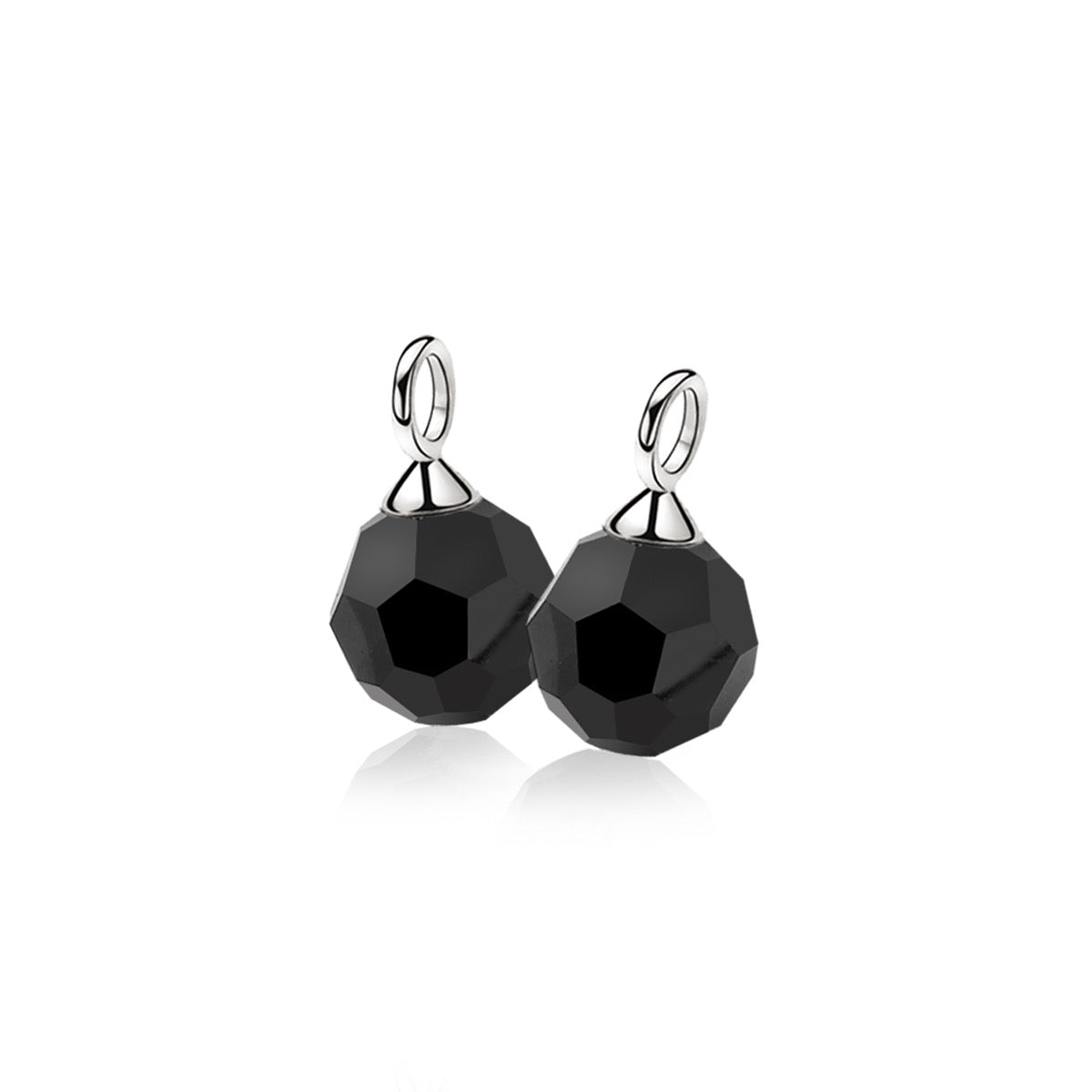 Pendientes de plata con forma de esfera facetada en color negro.