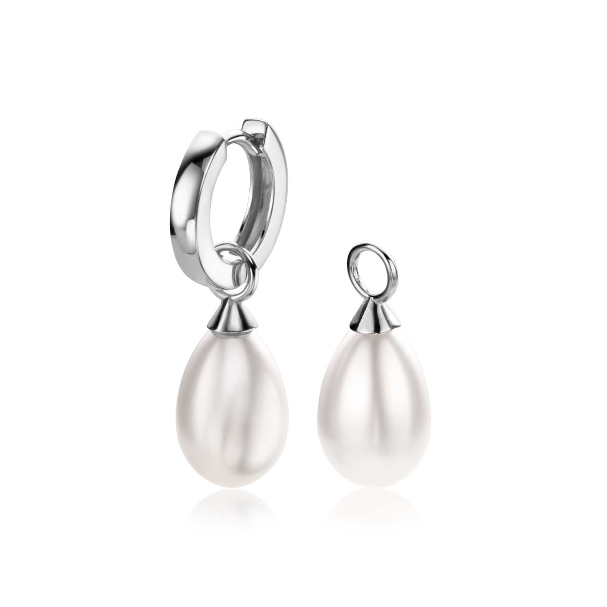 Pendientes de aro de plata con colgantes en forma de gota de perla blanca.