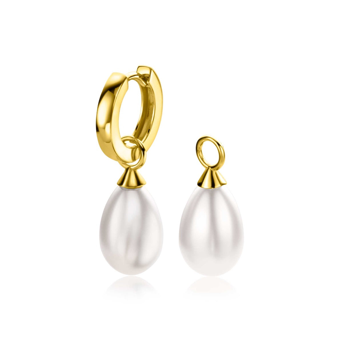 Pendientes de aro dorados con perlas blancas en forma de gota.