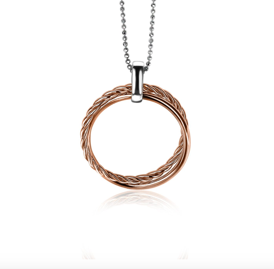 Colgante dorado con diseño trenzado y cadena de eslabones.