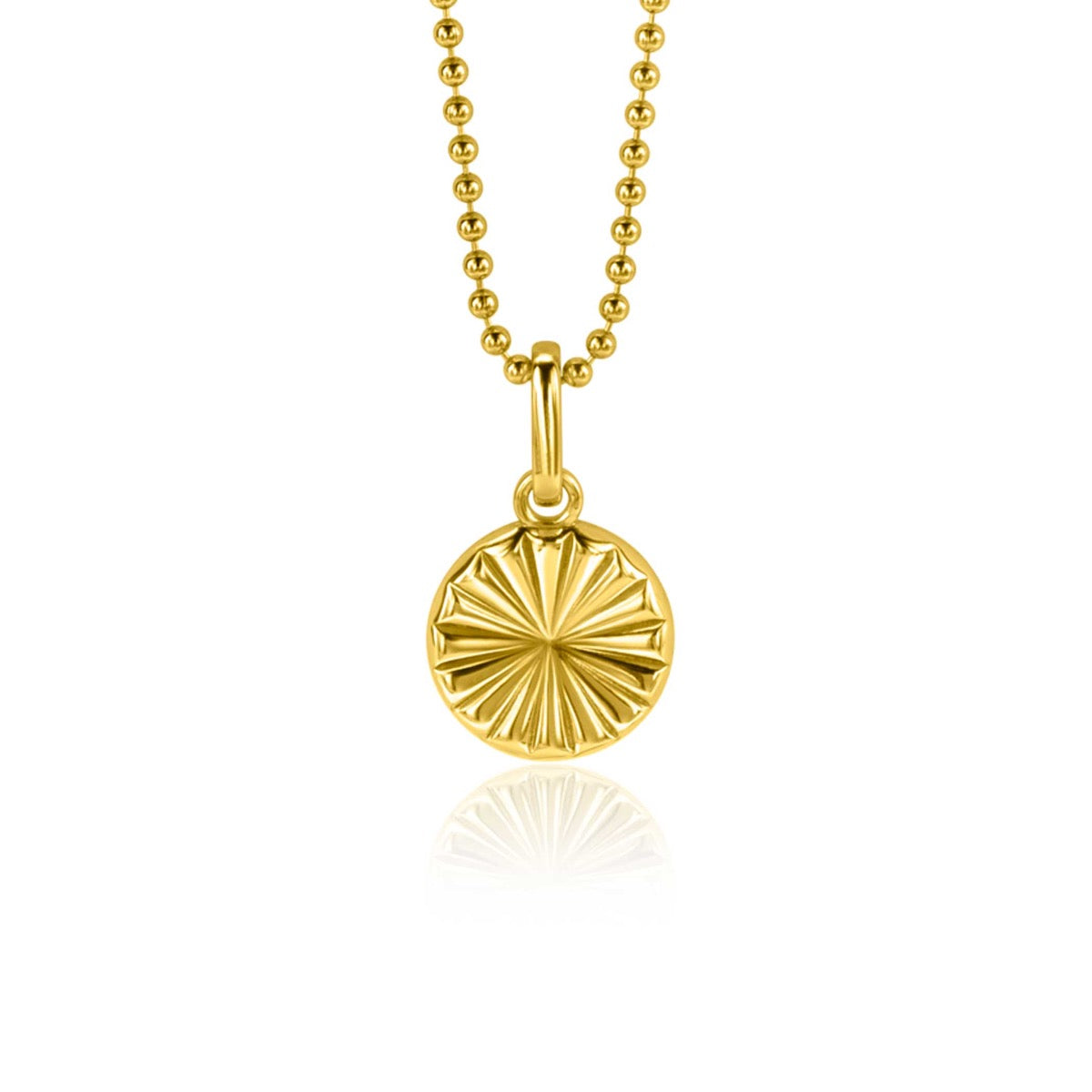 Colgante dorado con diseño radial, suspendido de una cadena de bolas.