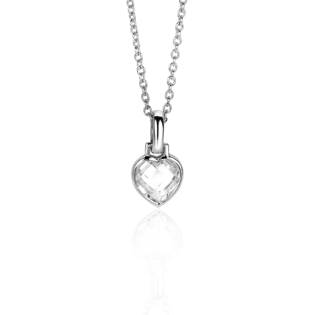 Colgante de plata en forma de corazón con un cristal transparente, suspendido de una cadena delicada.