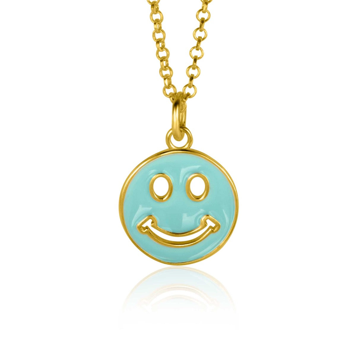Colgante dorado con forma de cara sonriente y esmalte azul claro, suspendido de una cadena.