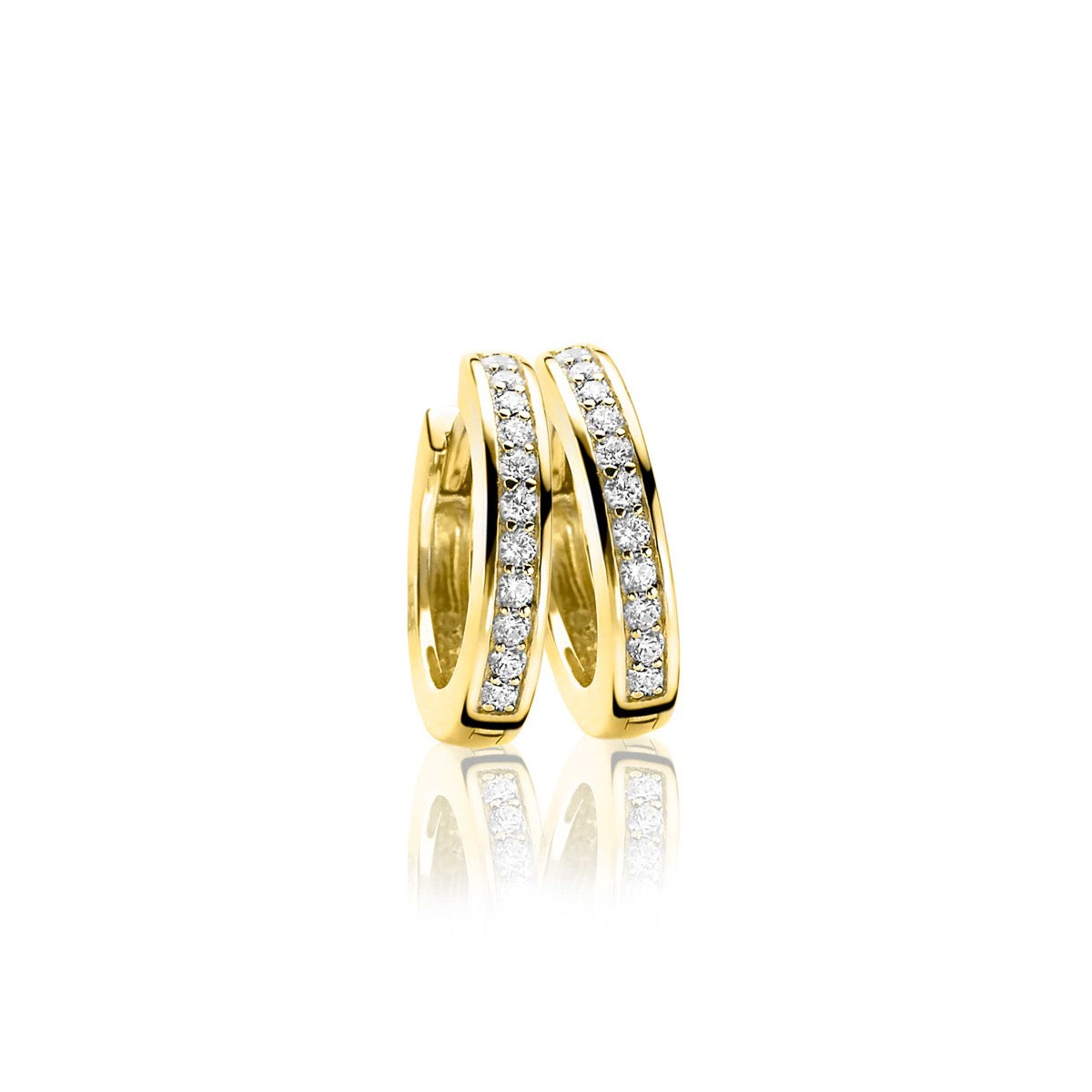Pendientes de aro dorados con detalles de circonitas brillantes.