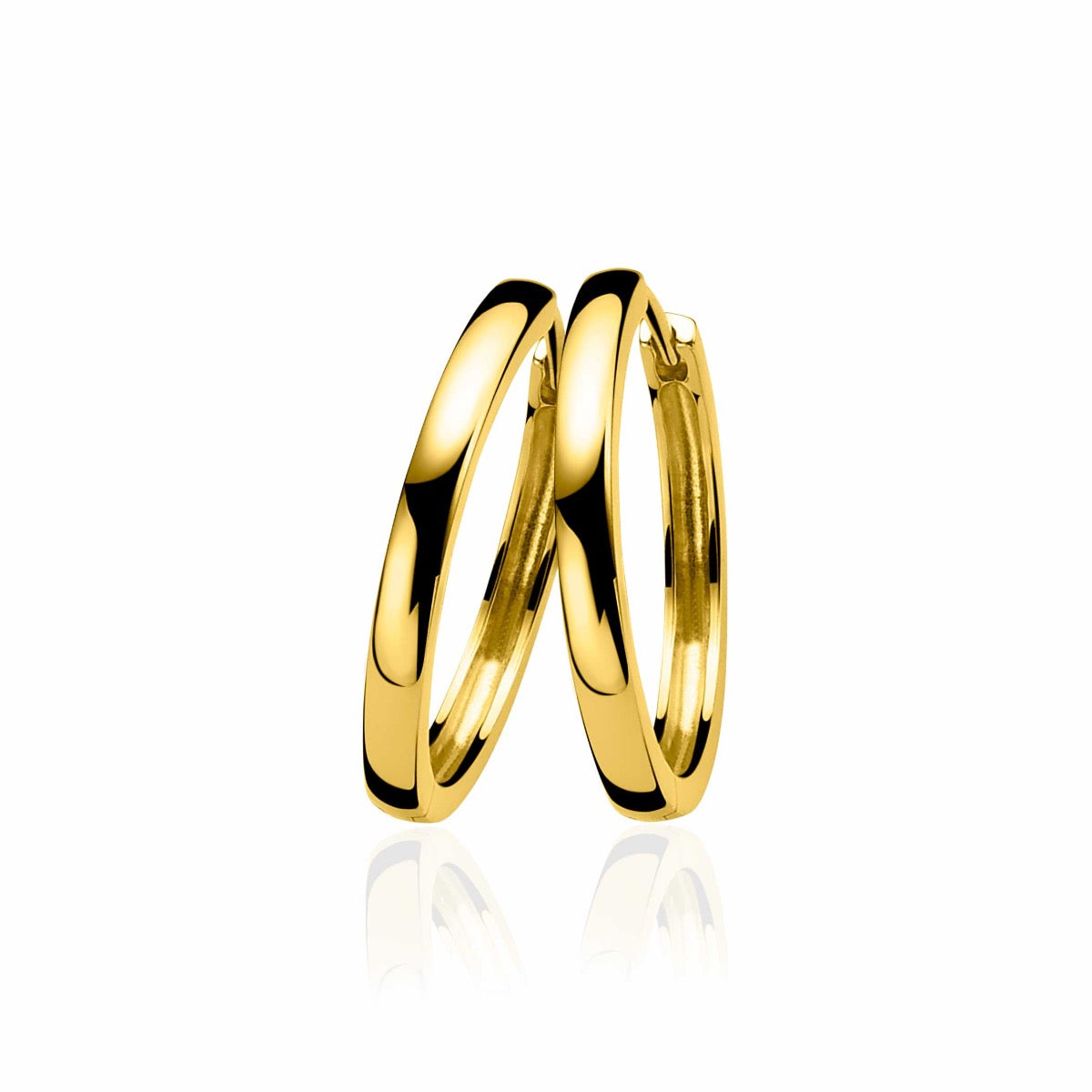 Pendientes de aro dorados con un acabado brillante y diseño sencillo.