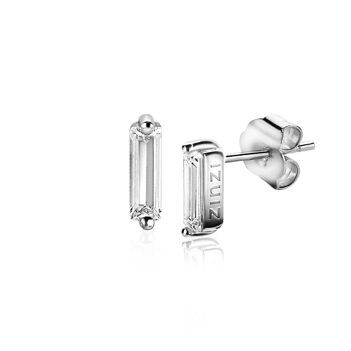 Pendientes de plata con forma rectangular y detalle brillante.
