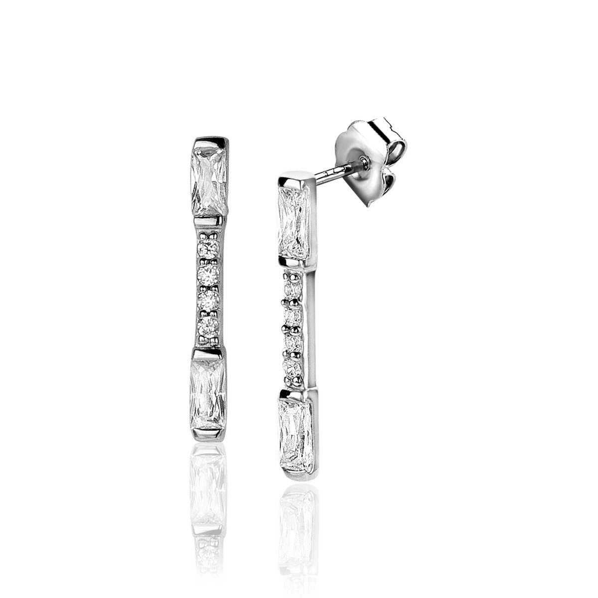 Pendientes largos de plata con detalles de piedras brillantes en forma rectangular.