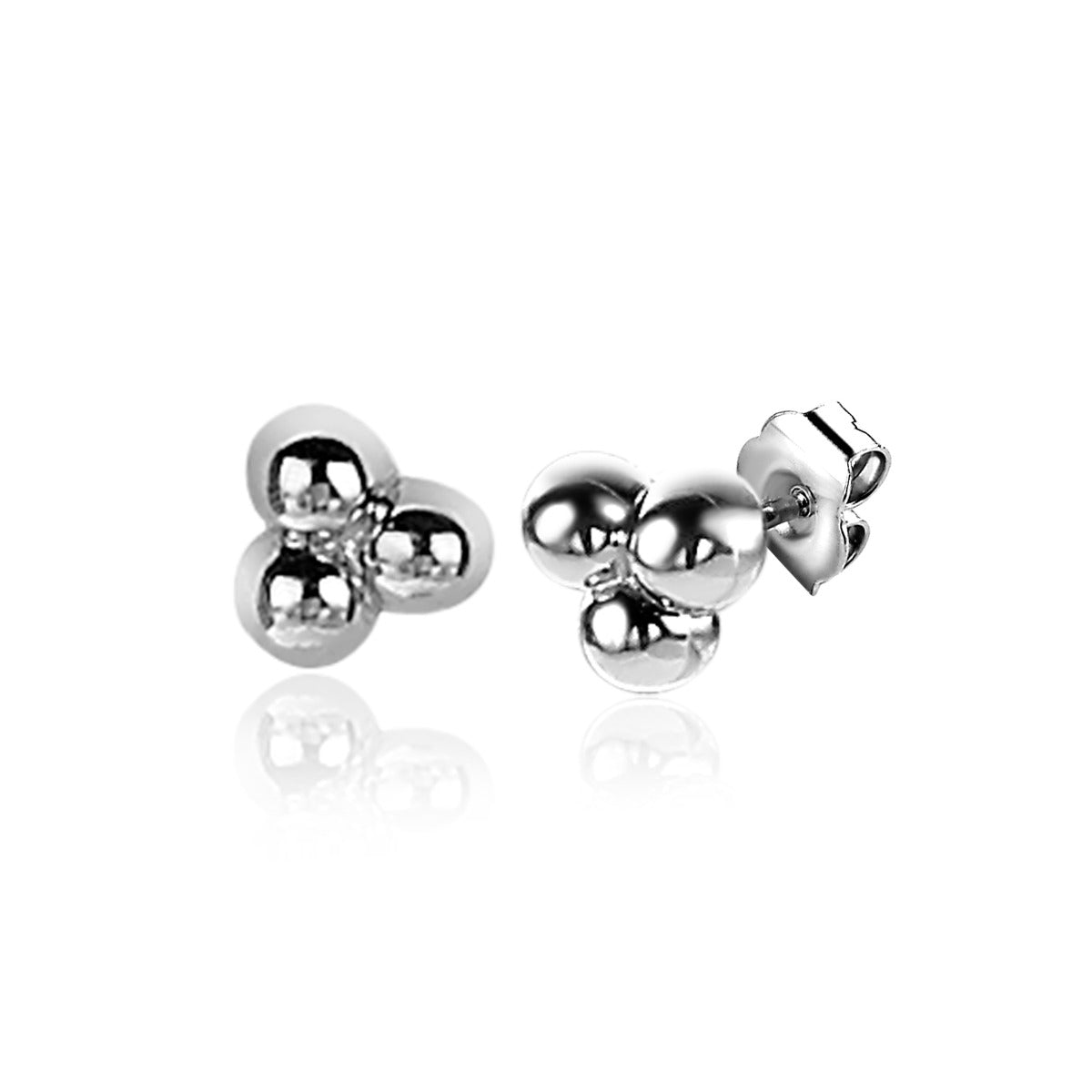 Pendientes de plata con diseño de tres esferas pulidas y brillantes.