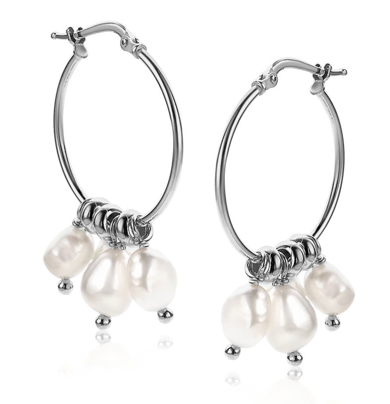 Pendientes de aro plateados con perlas blancas y detalles en forma de gotas.