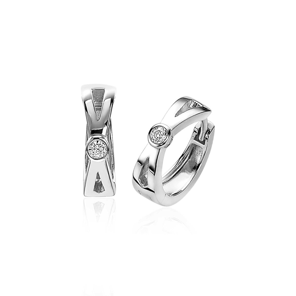 Pendientes de aro de plata con un diseño moderno y un brillante en el centro.