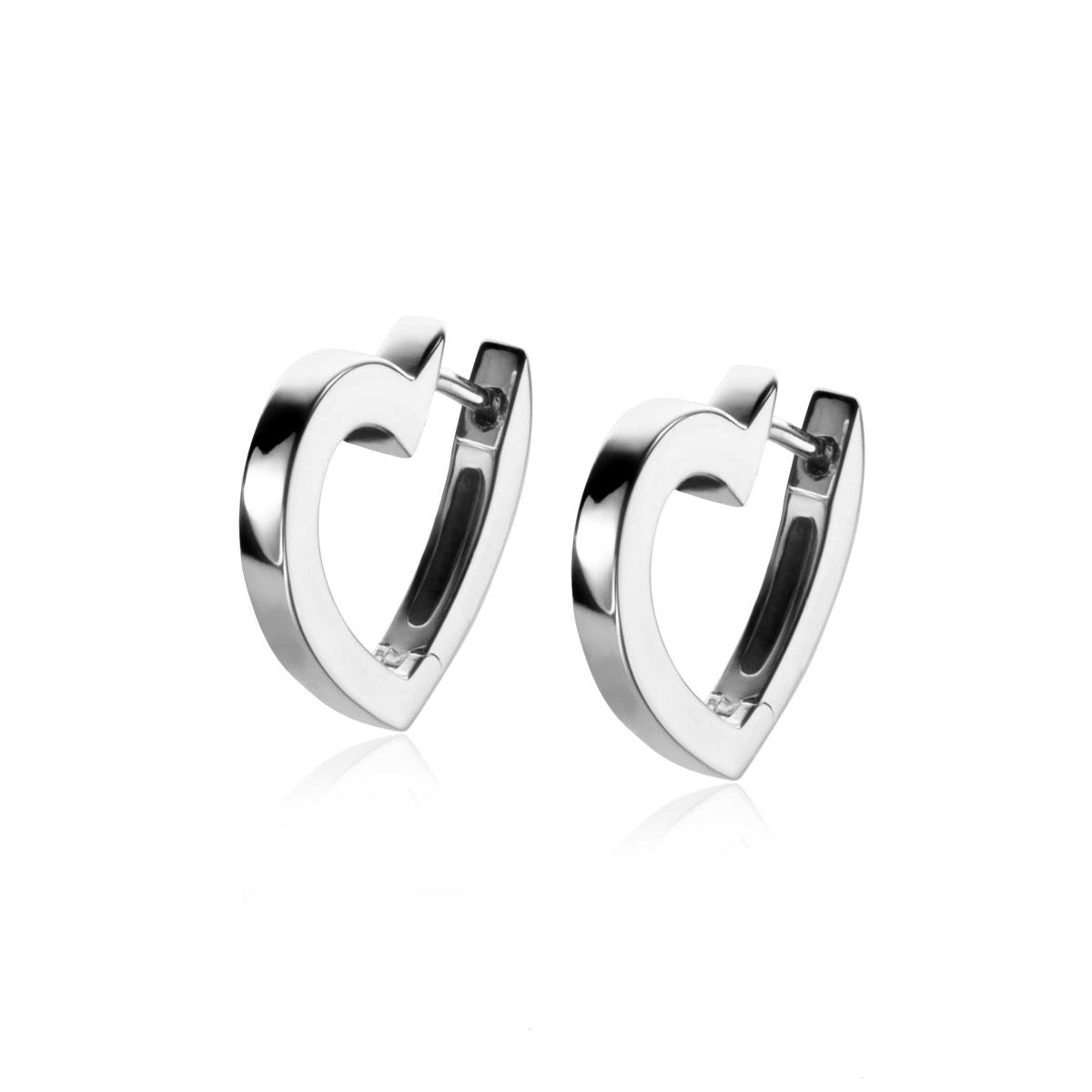 Pendientes de aro plateados en forma de corazón con un acabado brillante.
