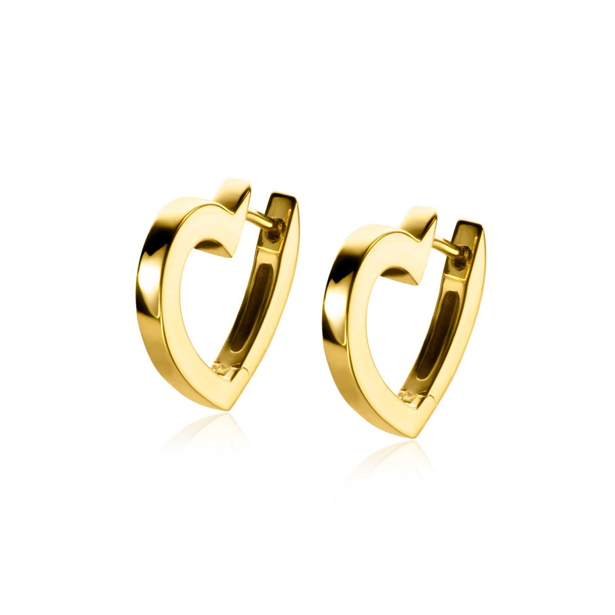 Pendientes de aro dorados en forma de corazón.