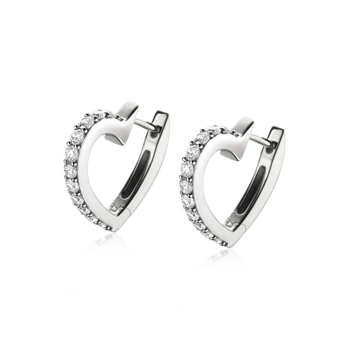 Pendientes de aro plateados con forma de corazón y adornados con circonitas brillantes.