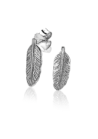 Pendientes de plata en forma de hoja con detalles texturizados.