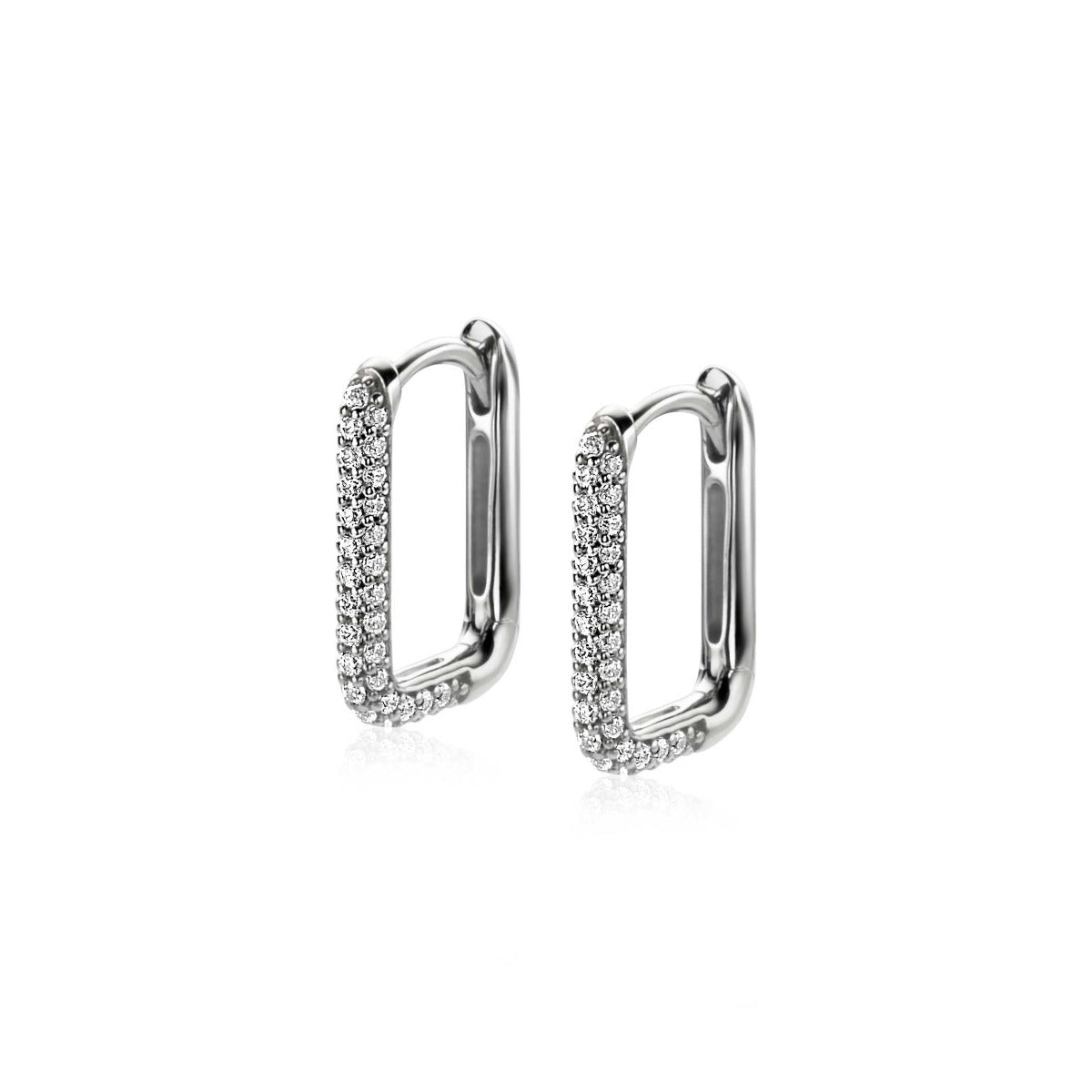 Pendientes de plata con forma rectangular, adornados con circonitas brillantes.