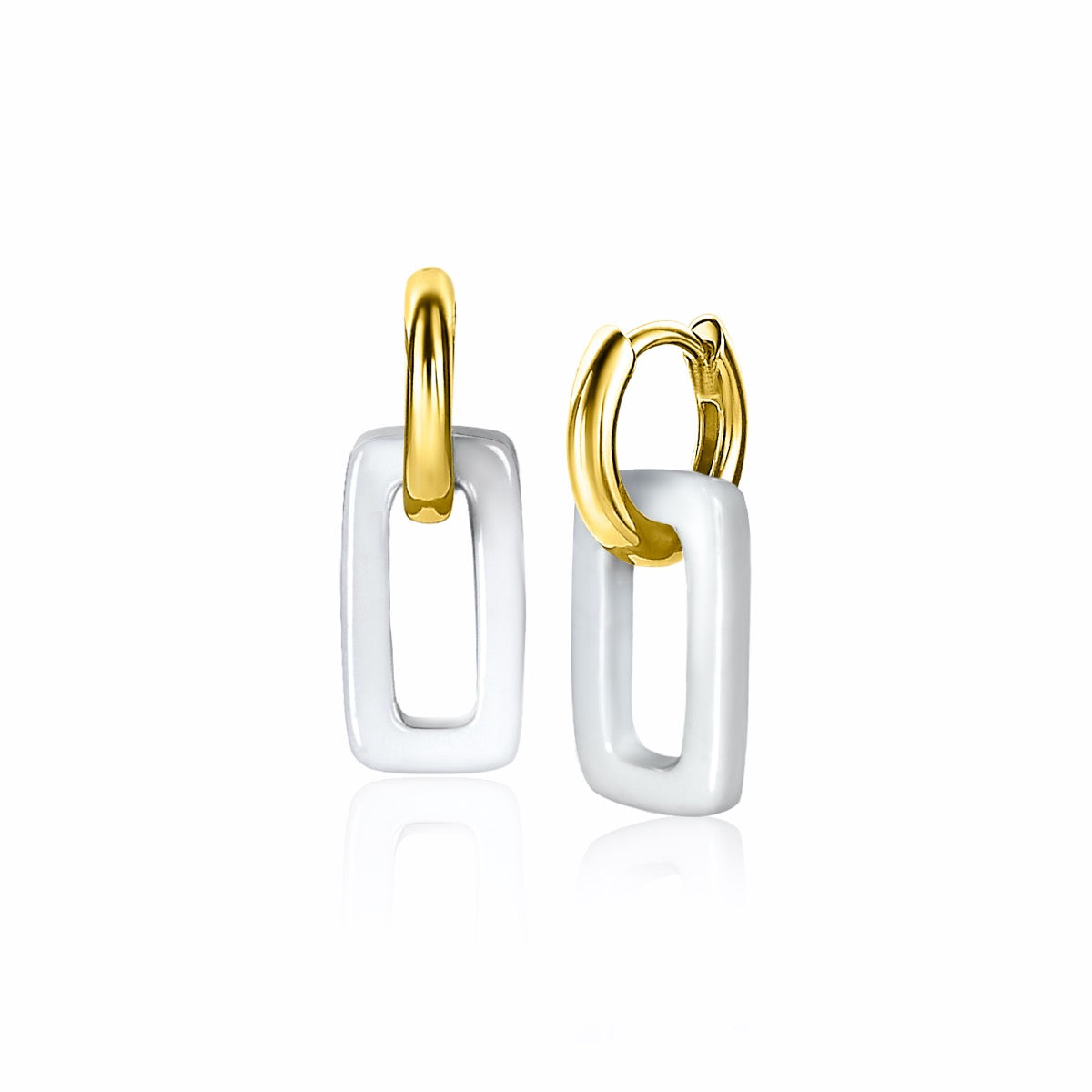 Pendientes de aro dorados con forma rectangular y detalles en blanco.