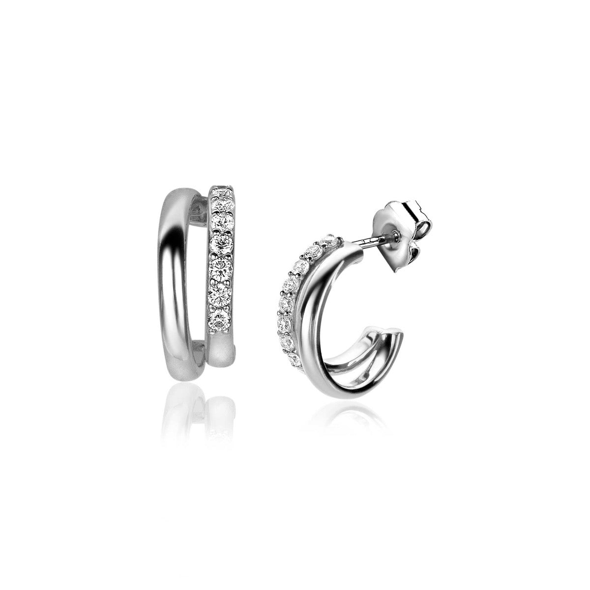 Pendientes de aro plateados con circonitas brillantes en un lado.
