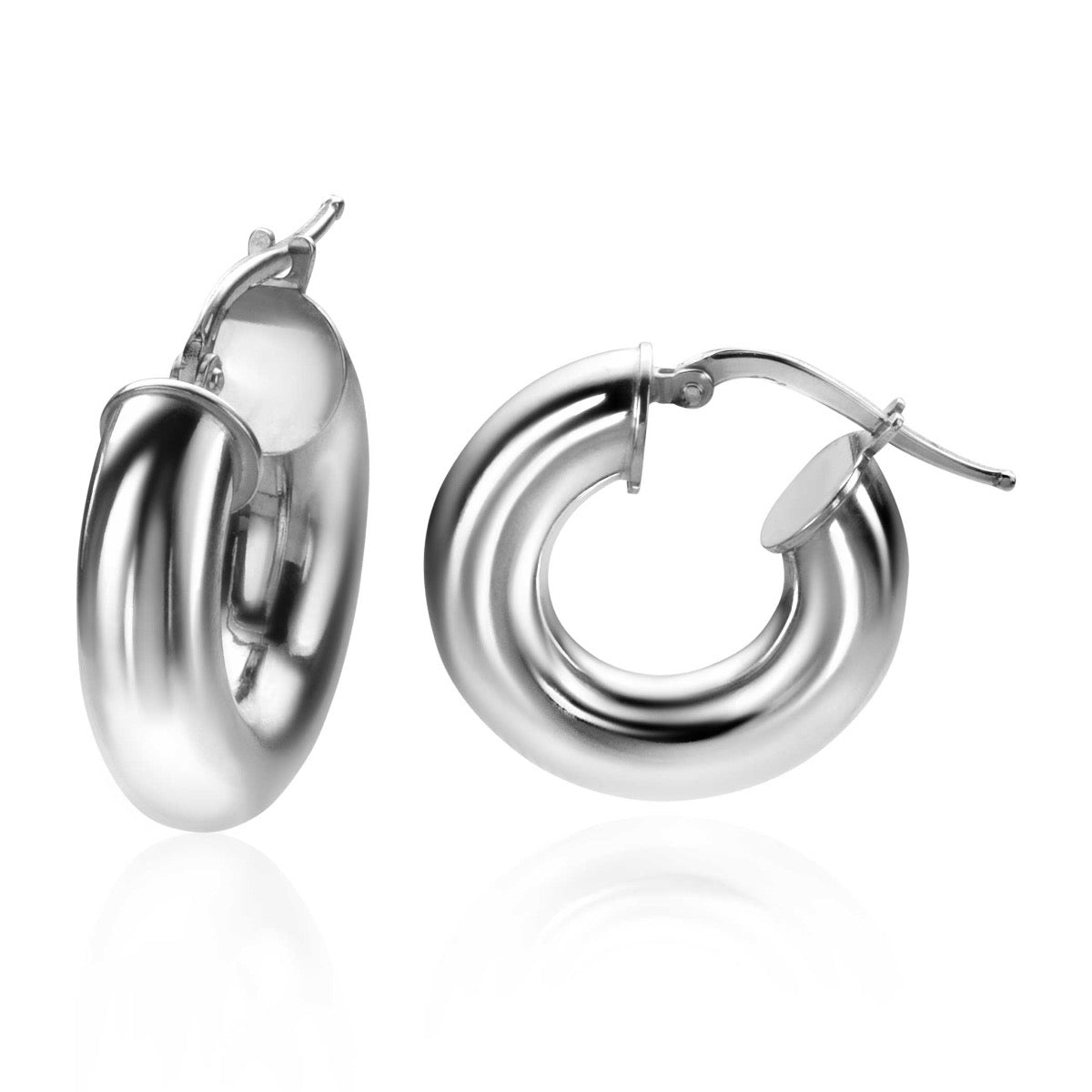 Pendientes de aro plateados con un diseño ondulado y pulido.