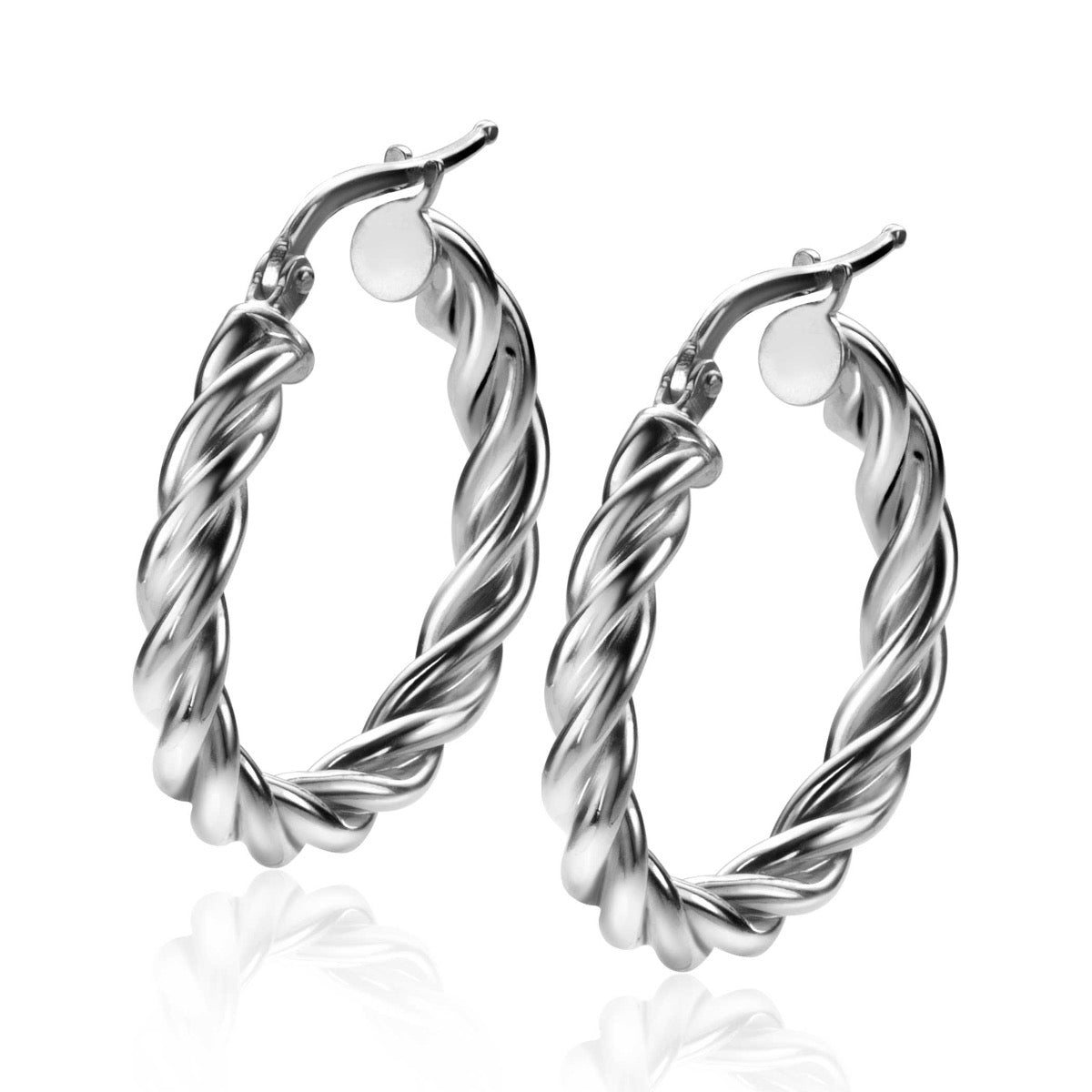 Pendientes de aro plateados con diseño trenzado.