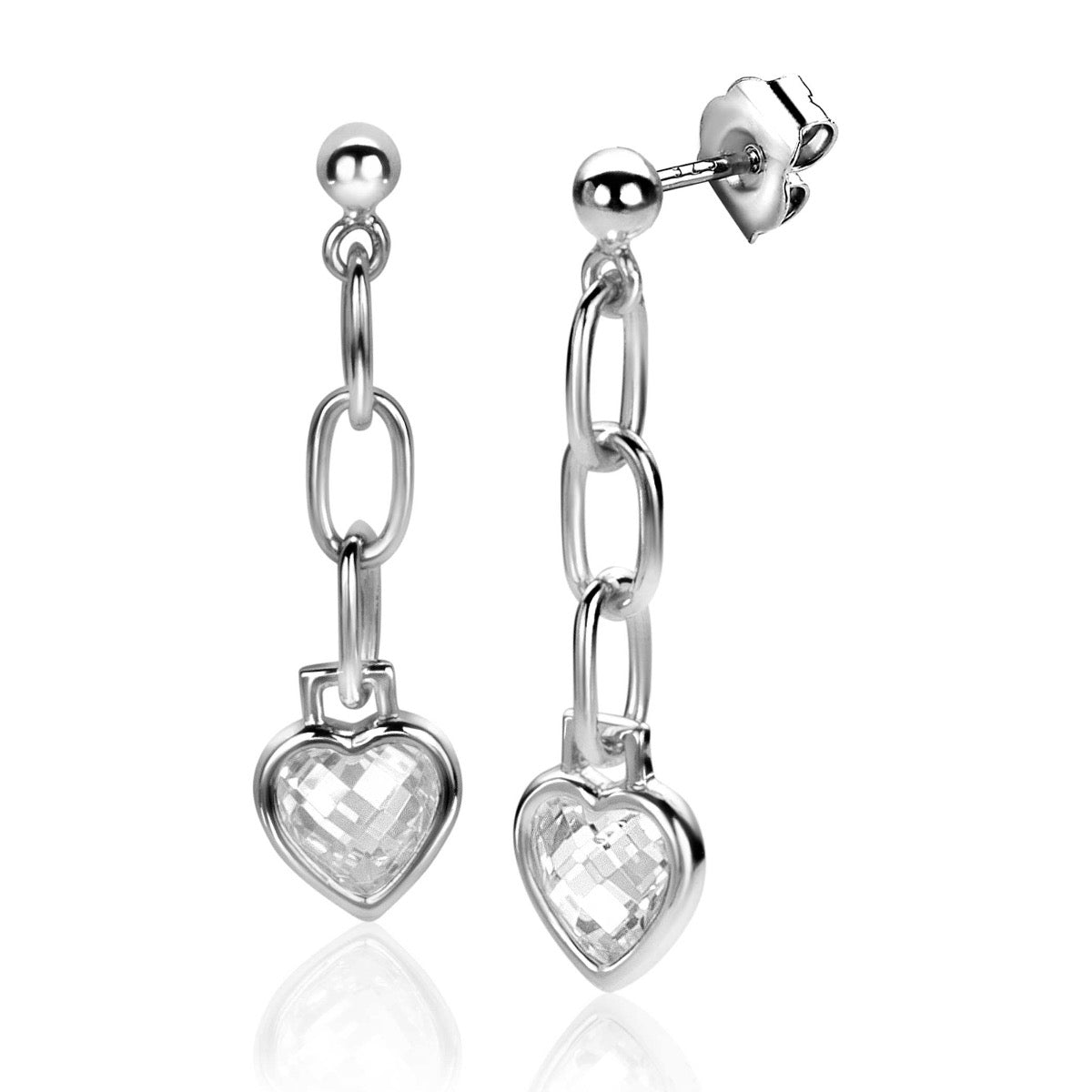 Pendientes largos de plata con forma de corazón y detalle de cadena.
