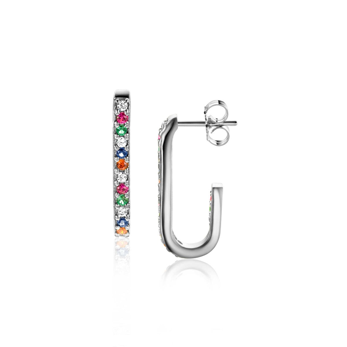Pendientes de aro plateados con piedras de colores brillantes en el borde.
