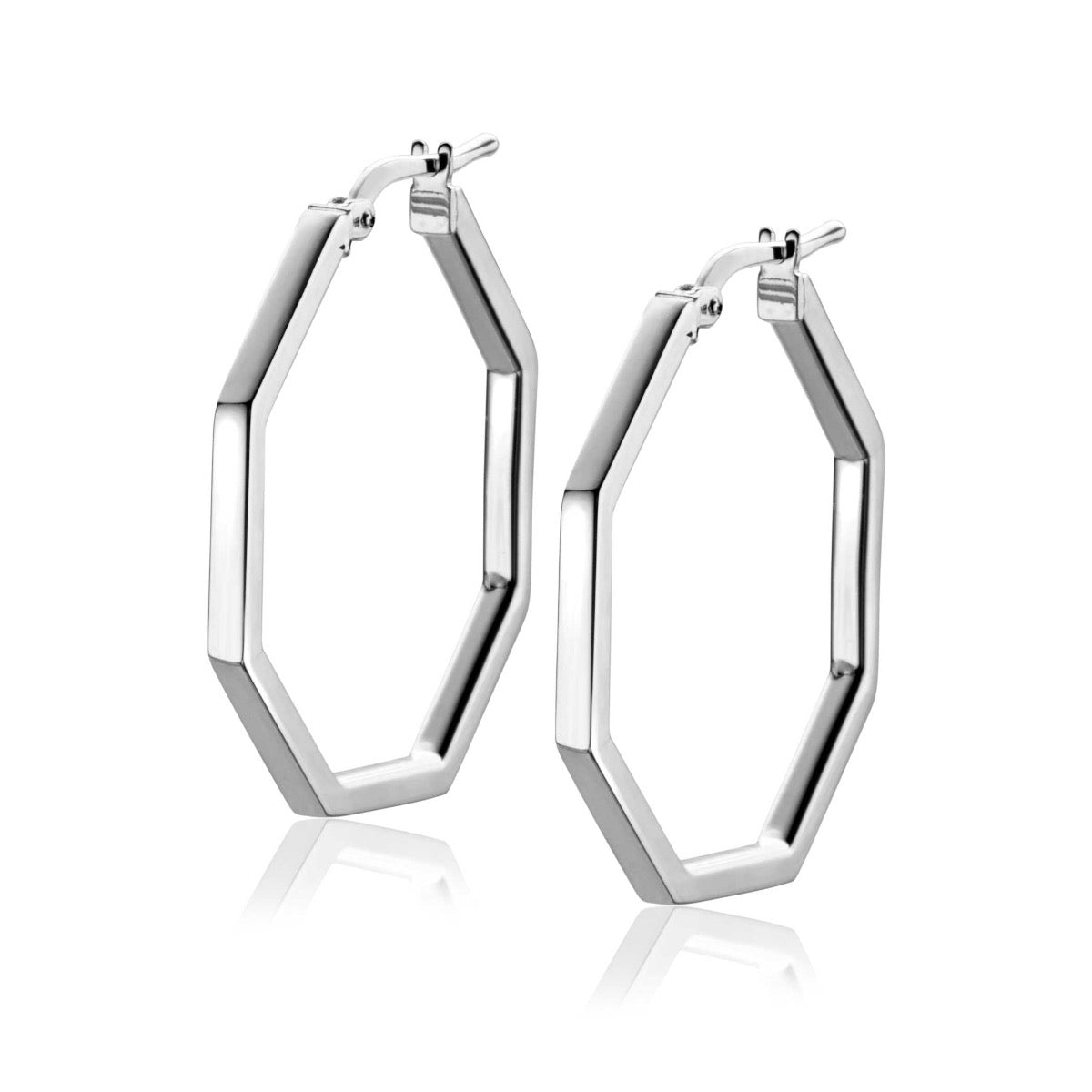Pendientes de aro plateados en forma octagonal.