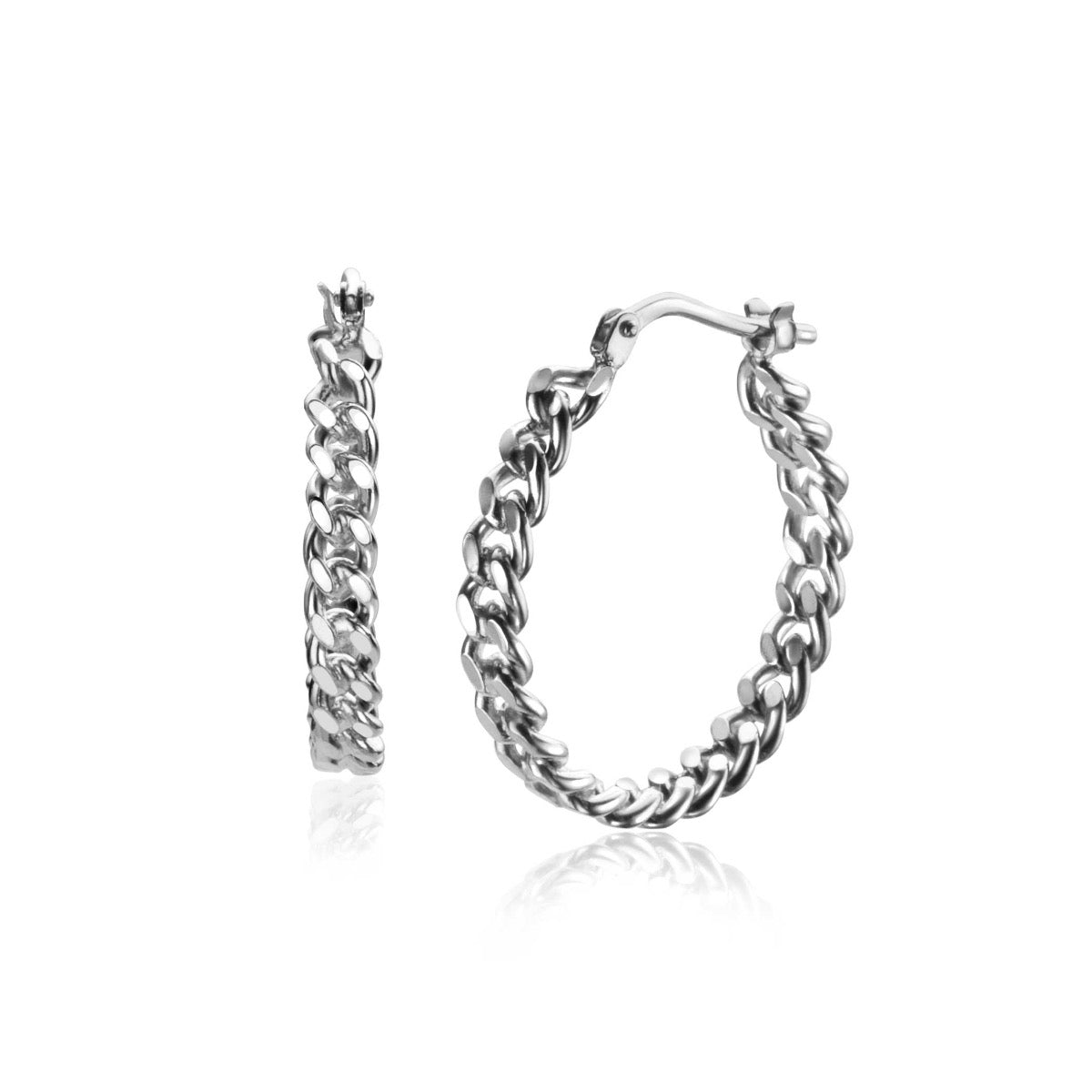 Pendientes de aro plateados con diseño de cadena.