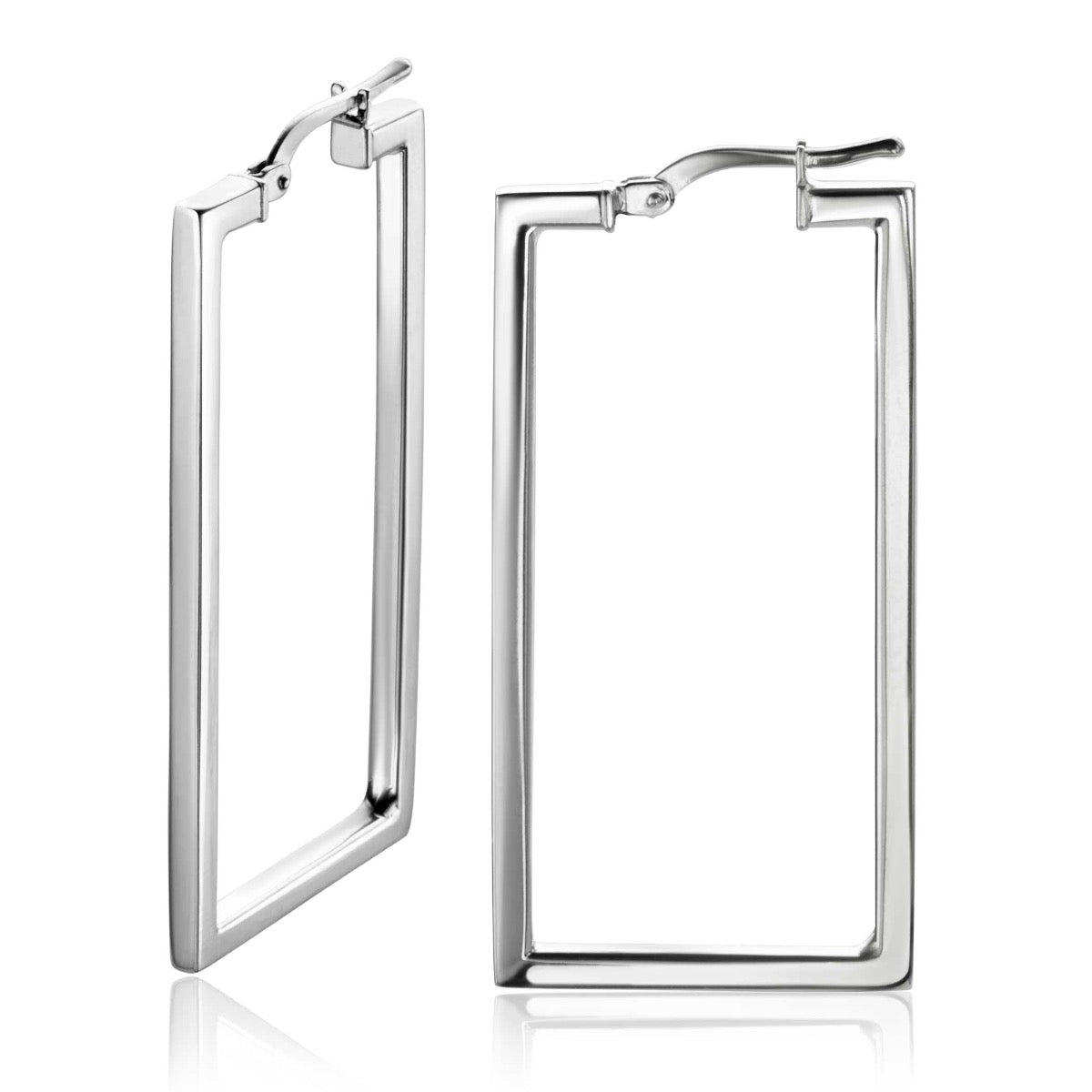 Pendientes de aro plateados con forma rectangular y acabado pulido.