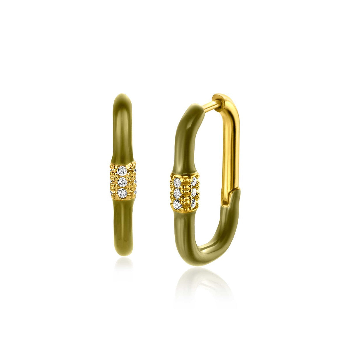Pendientes de aro dorados con detalles en verde y adornos de piedras brillantes.