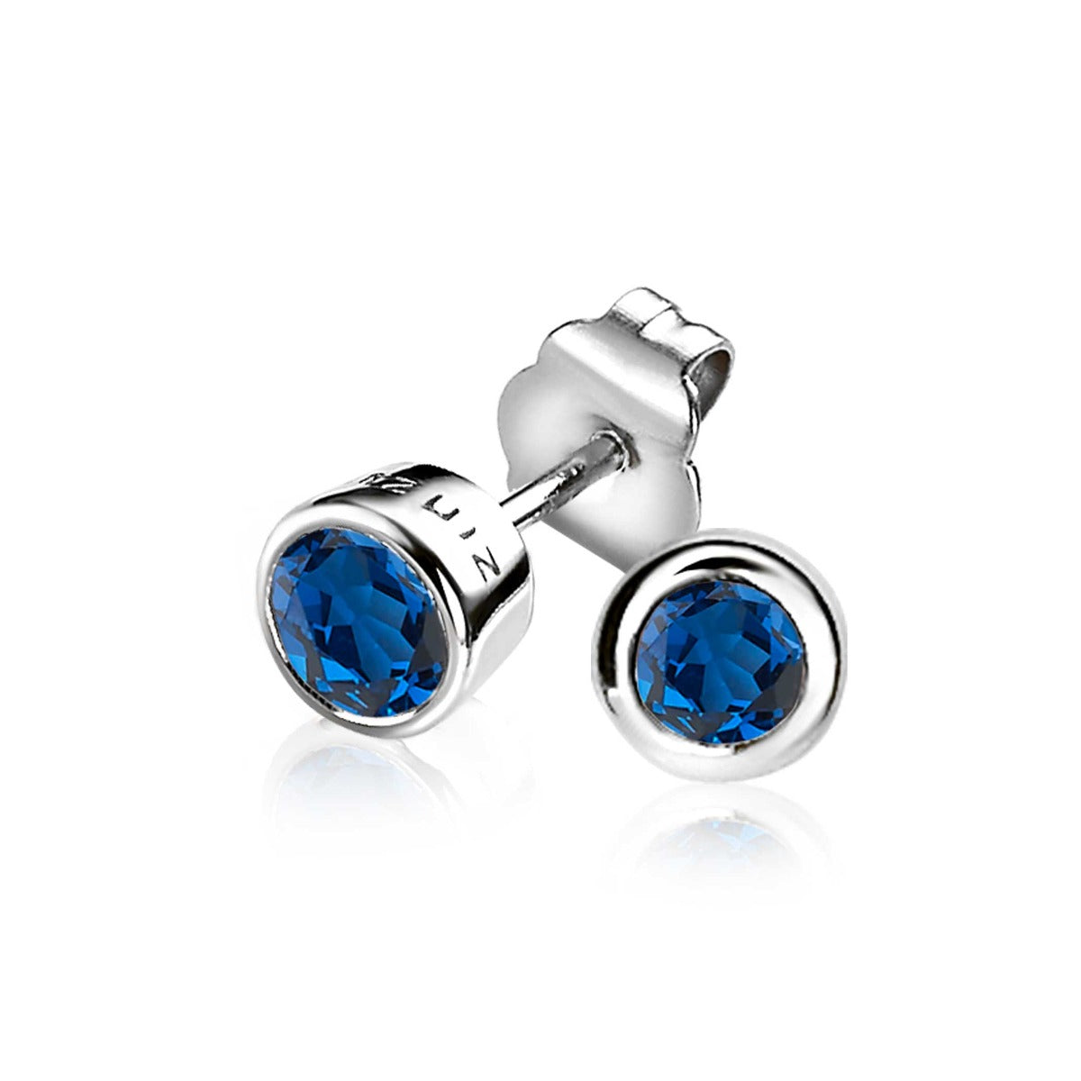 Pendientes de plata con piedras azules brillantes en forma redonda.