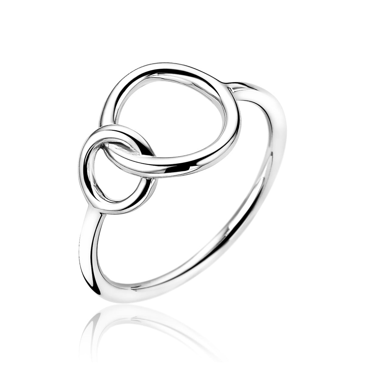 Anillo de plata con diseño entrelazado de dos círculos.