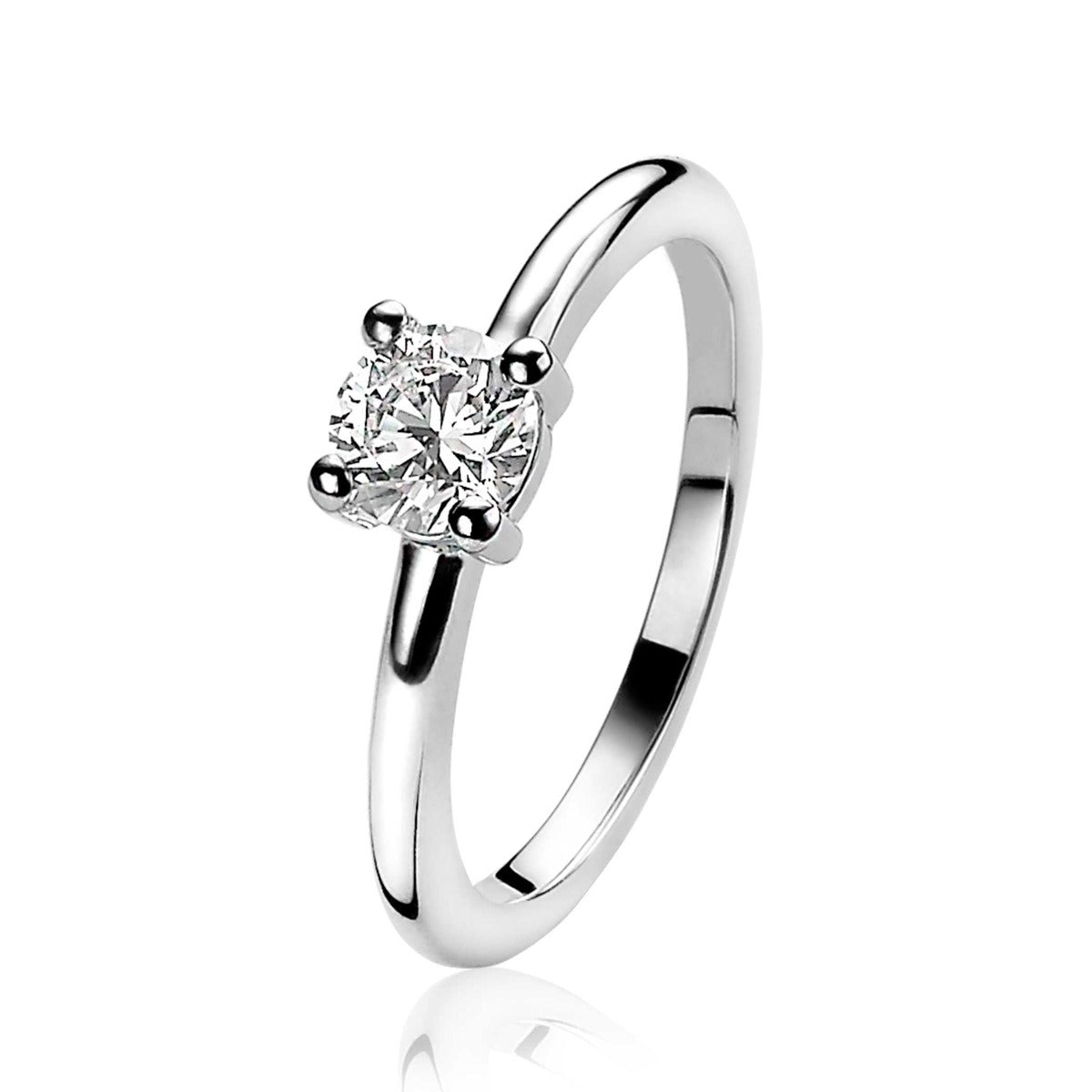 Anillo de plata con un brillante cuadrado en el centro.