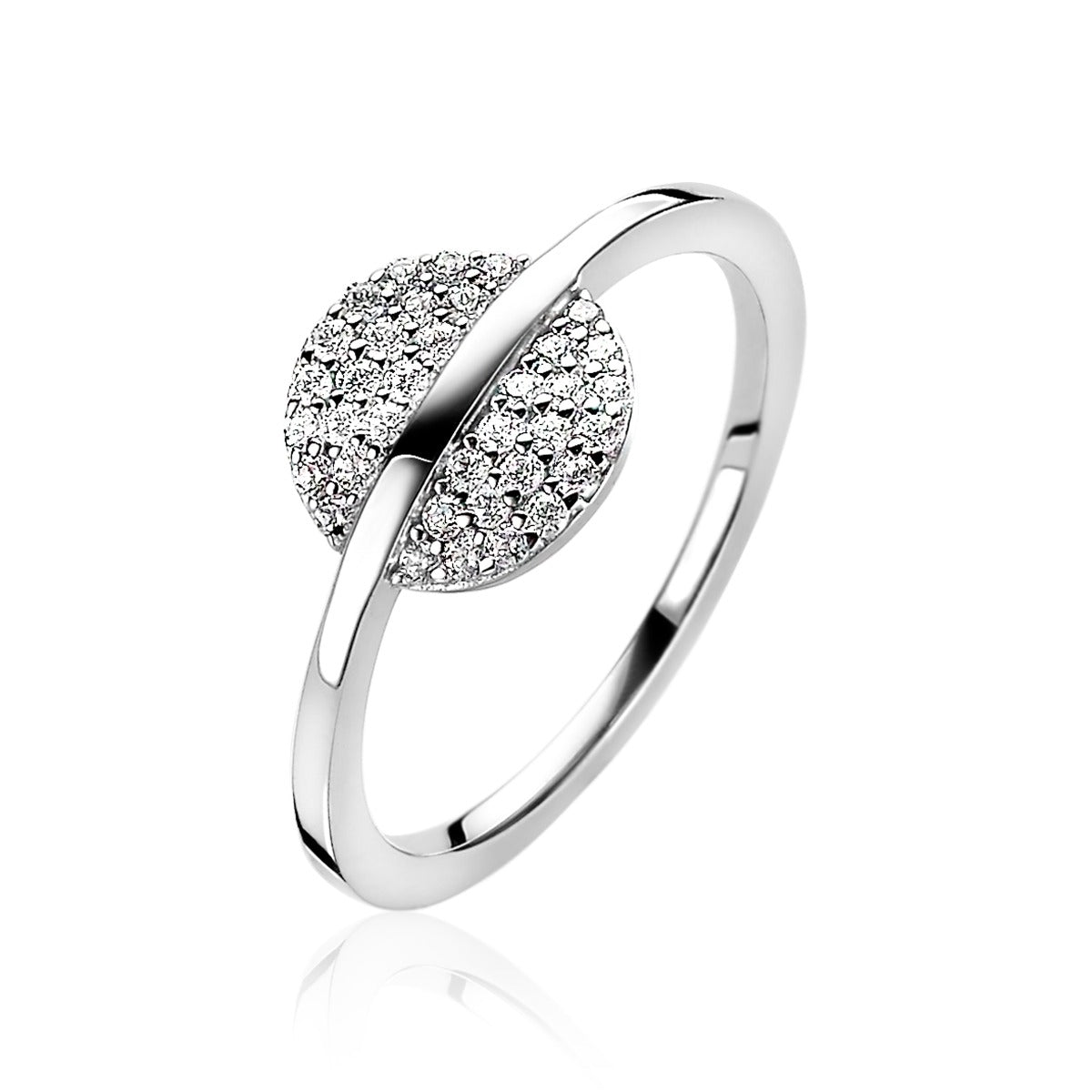 Anillo de plata con un diseño redondo y brillante, adornado con piedras brillantes.