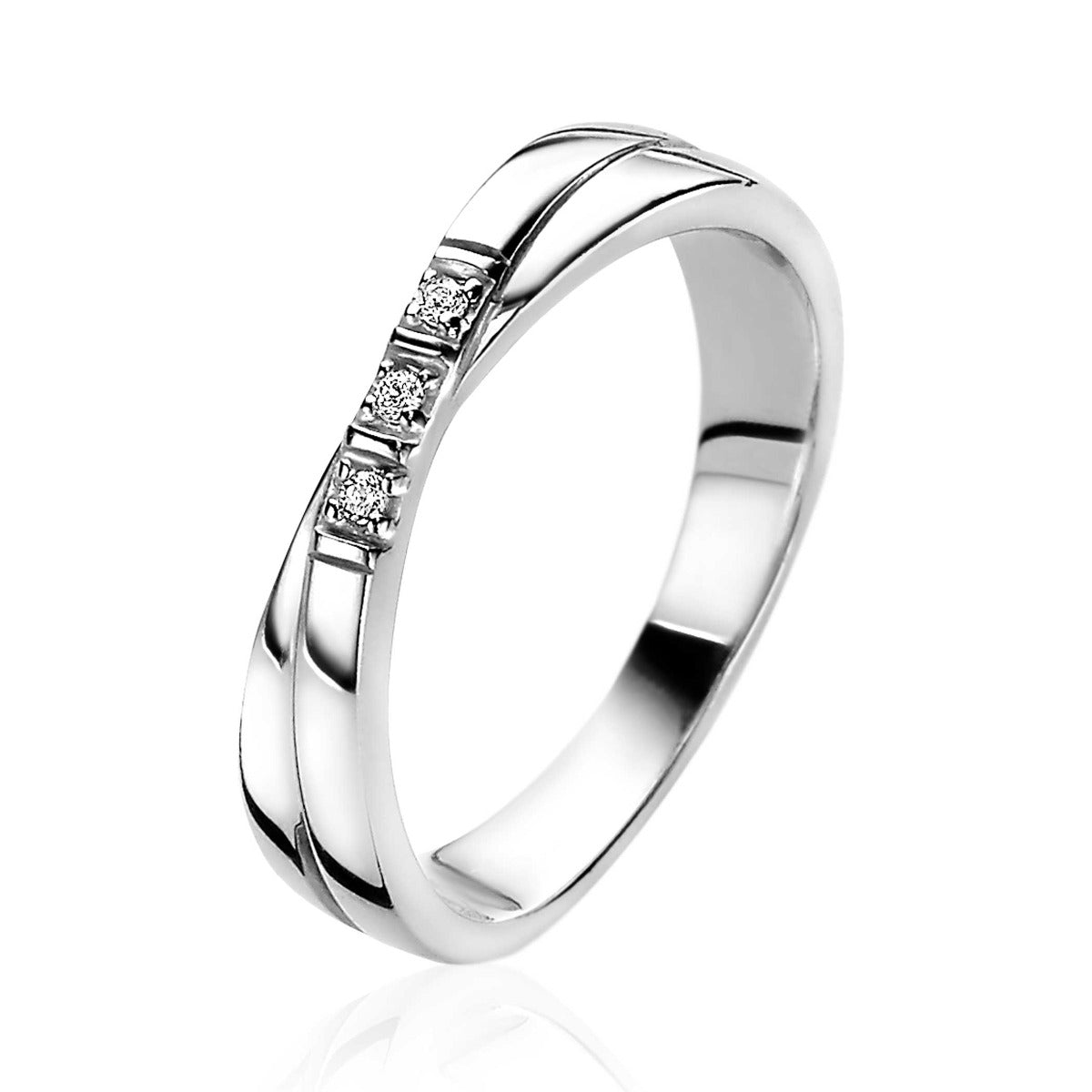 Anillo de plata con tres pequeñas piedras brillantes y diseño liso.