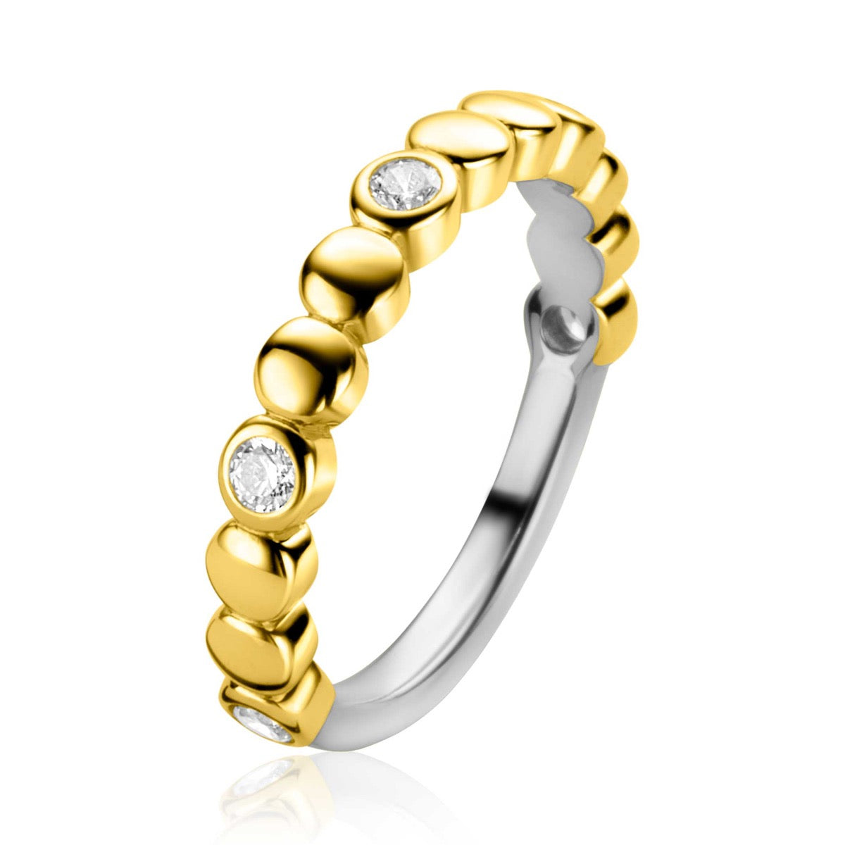 Anillo dorado con detalles en plata y tres piedras brillantes.