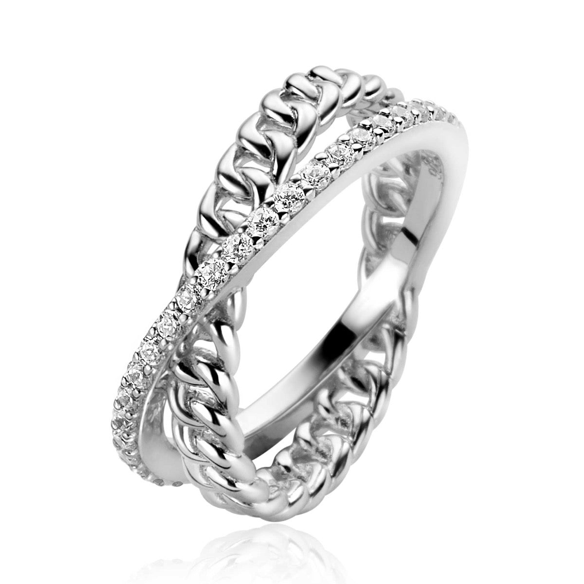 Anillo de plata con diseño trenzado y detalles de circonitas brillantes.