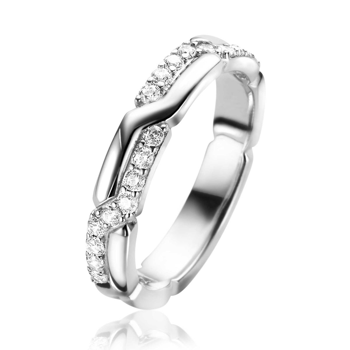 Anillo de plata con diseño entrelazado y piedras brillantes.