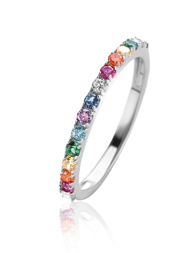 Anillo de plata con piedras de colores brillantes en un diseño delgado y elegante.