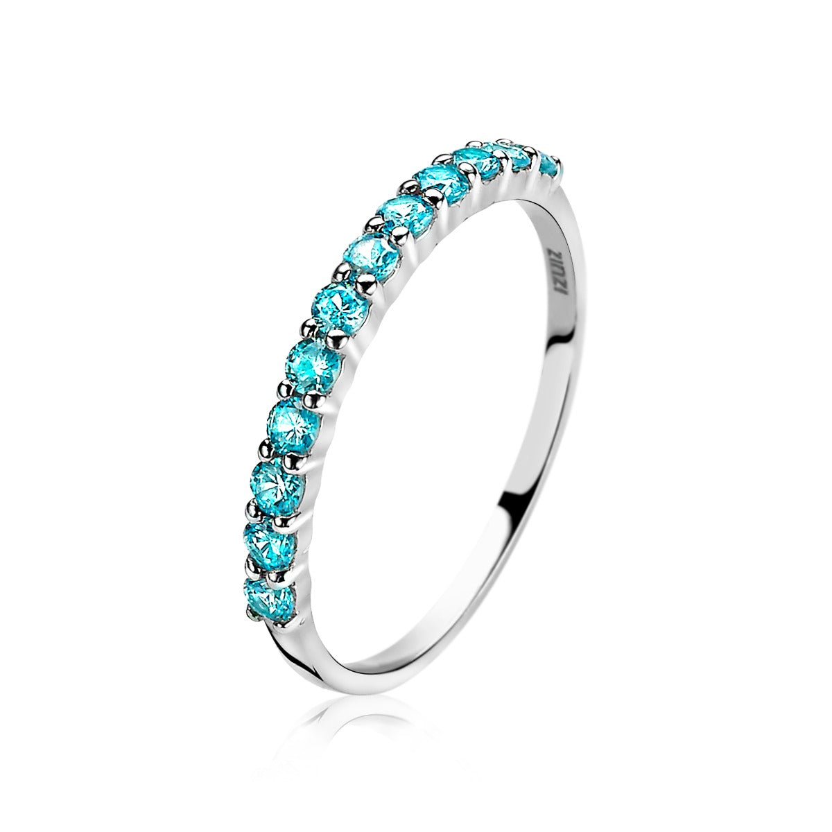 Anillo de plata con circonitas azules en un diseño delgado y brillante.